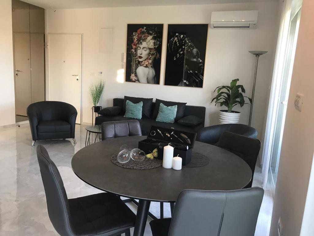 Hedonist-Luxury 2 Bedroom Apartment With Private Hot Tub, Garden And Free Parking Trogir Exterior photo