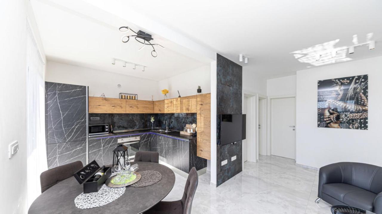 Hedonist-Luxury 2 Bedroom Apartment With Private Hot Tub, Garden And Free Parking Trogir Exterior photo
